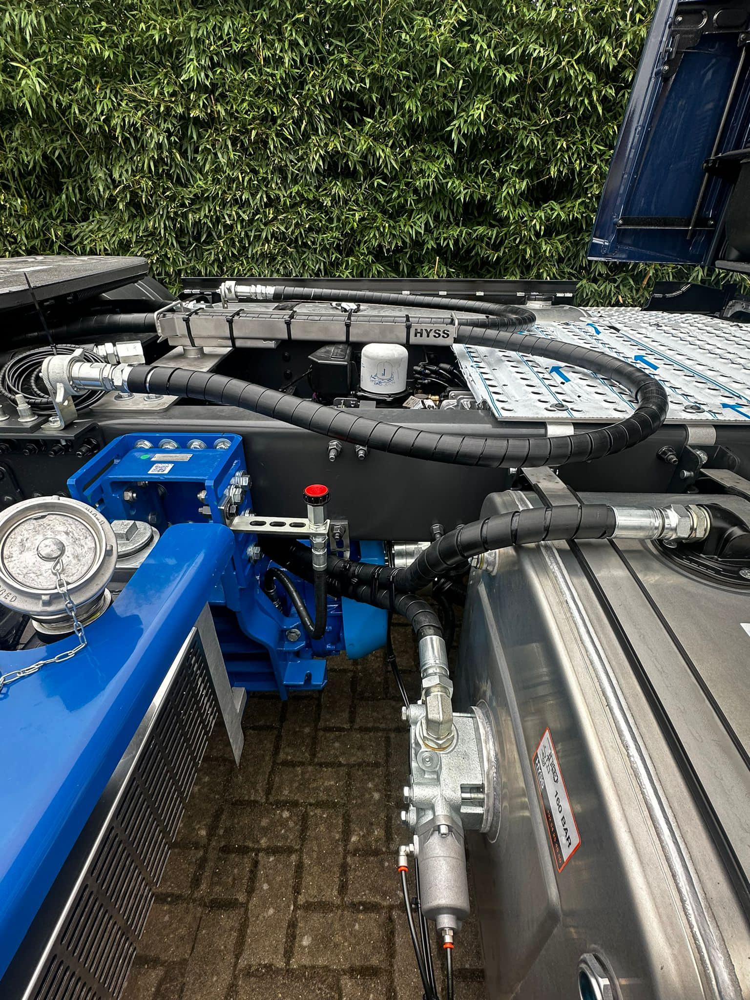 Volvo trekker voorzien van een Mouvex blaascompressor in combinatie met een hydraulisch systeem