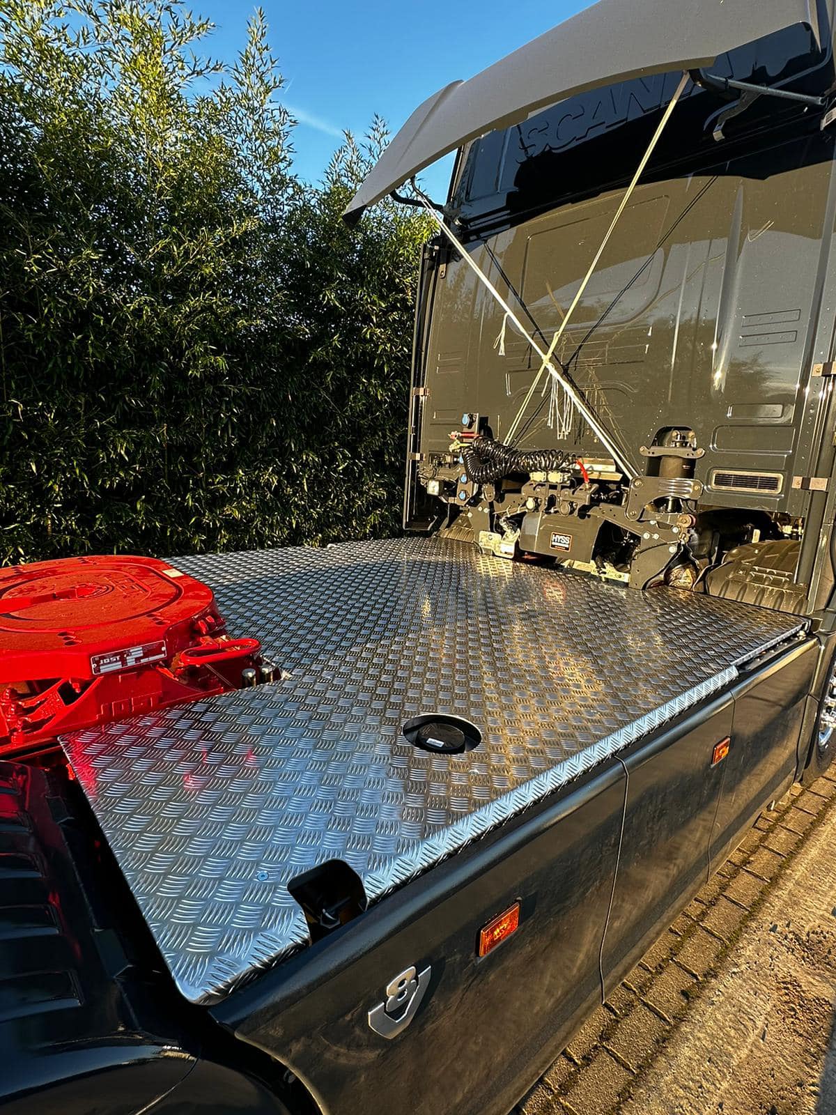 Scania met een hydraulische installatie en een dichtgewerkt chassis