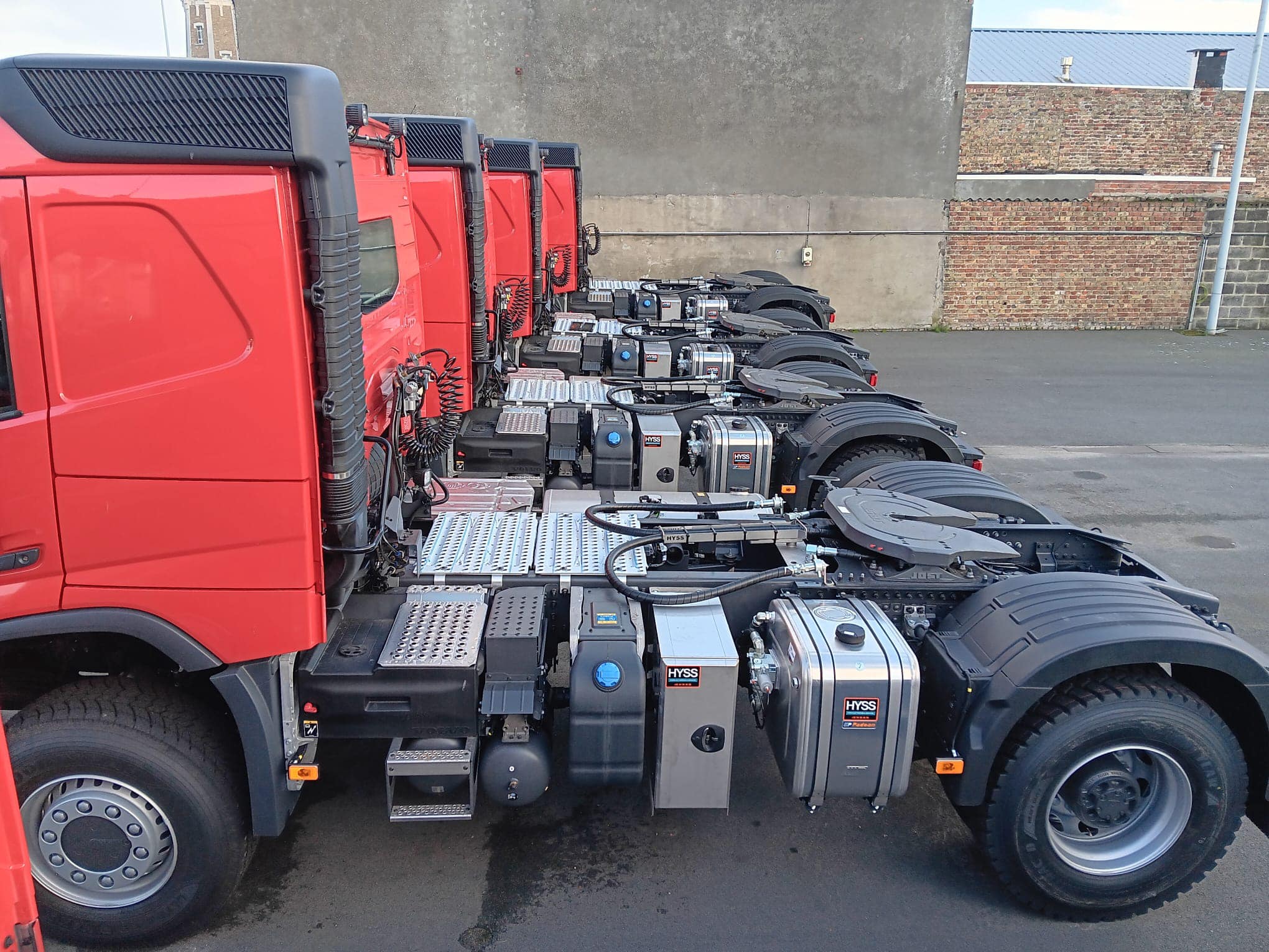 Serie van 8 Volvo trekkers met een hydraulische installatie en RVS koffers