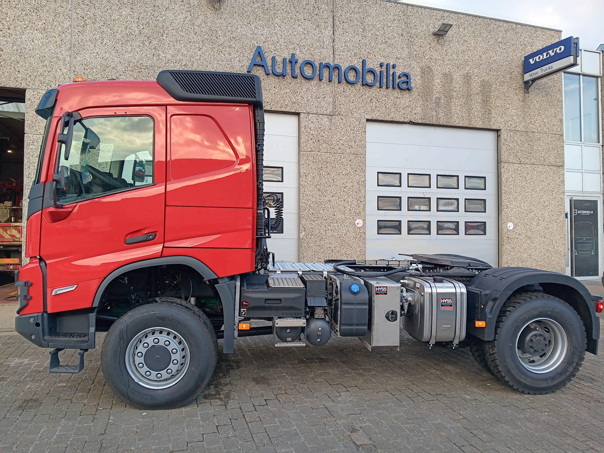Série de 8 tracteurs Volvo avec système hydraulique et caisses en acier inoxydable