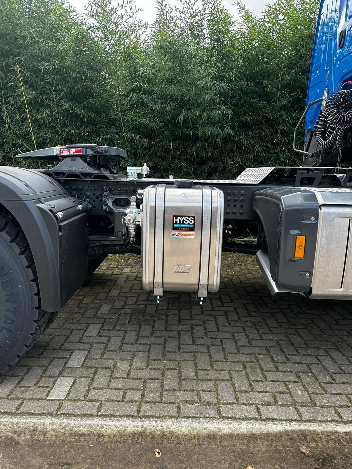 Hydraulische installatie op een serie van 4 Mercedes vrachtwagens
