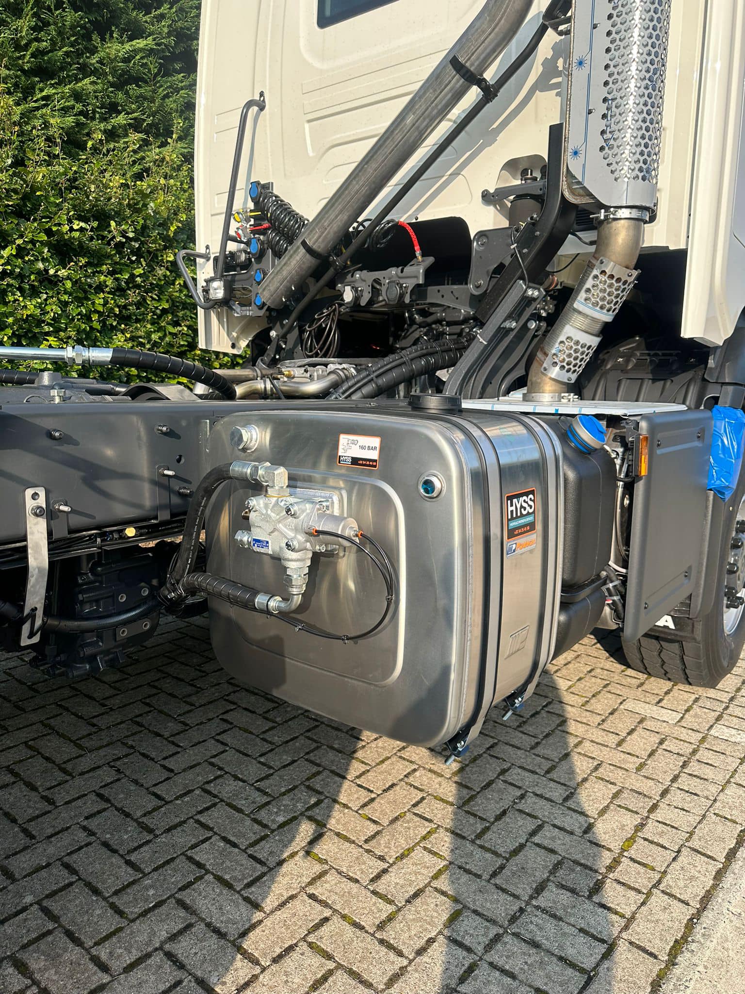 Installatie voor het bedienen van een kipper, met plunjerpomp gemonteerd op de motor