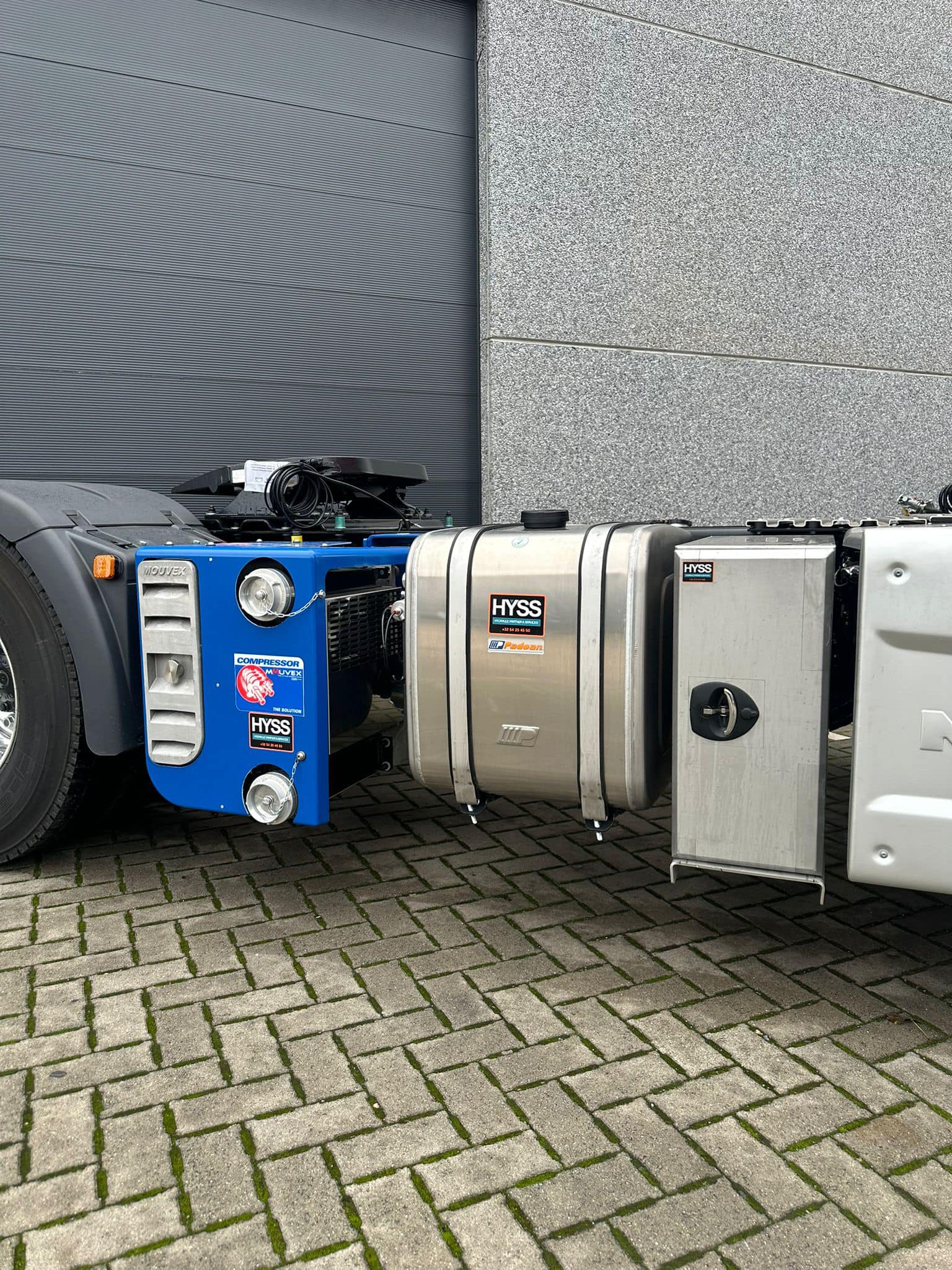 Tracteurs équipés d’un compresseur Mouvex, d’un ensemble hydraulique et de caisses en acier inoxydable.