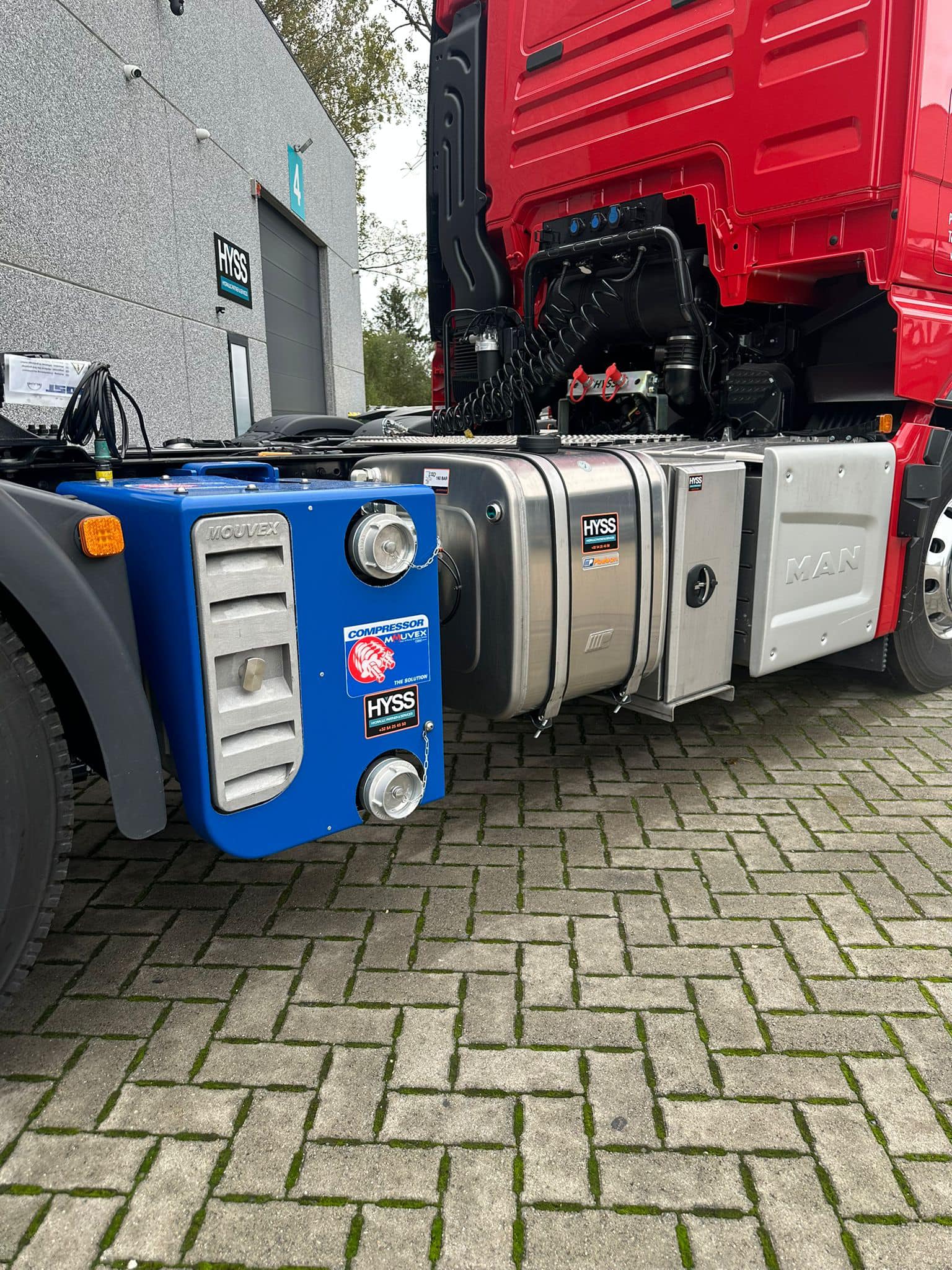 Tracteurs équipés d’un compresseur Mouvex, d’un ensemble hydraulique et de caisses en acier inoxydable.