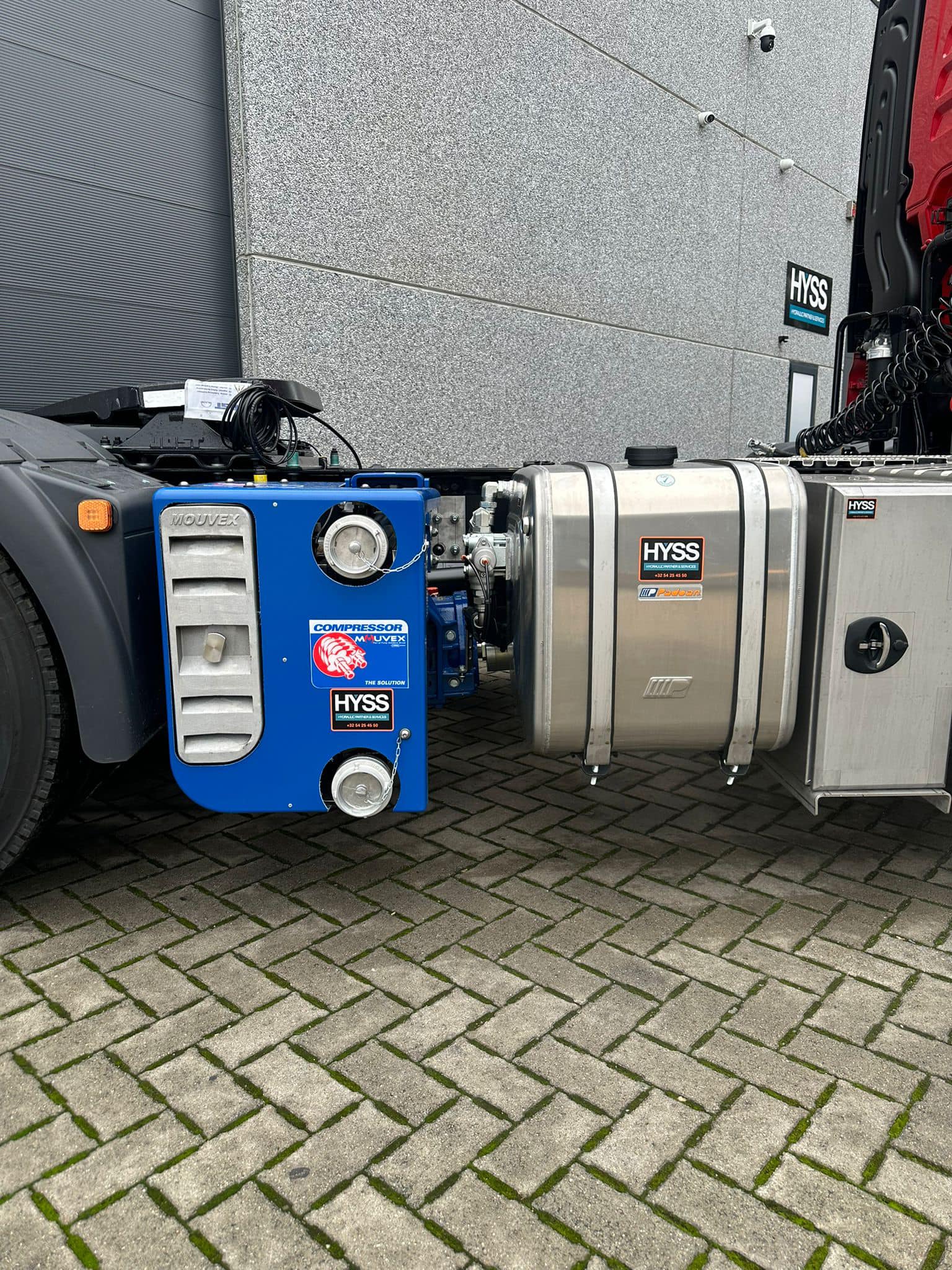 Tracteurs équipés d’un compresseur Mouvex, d’un ensemble hydraulique et de caisses en acier inoxydable.